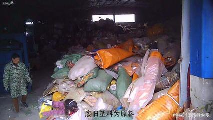 走進(jìn)武漢蔡甸尋污染源 發(fā)現(xiàn)土機(jī)器渾身冒毒害煙