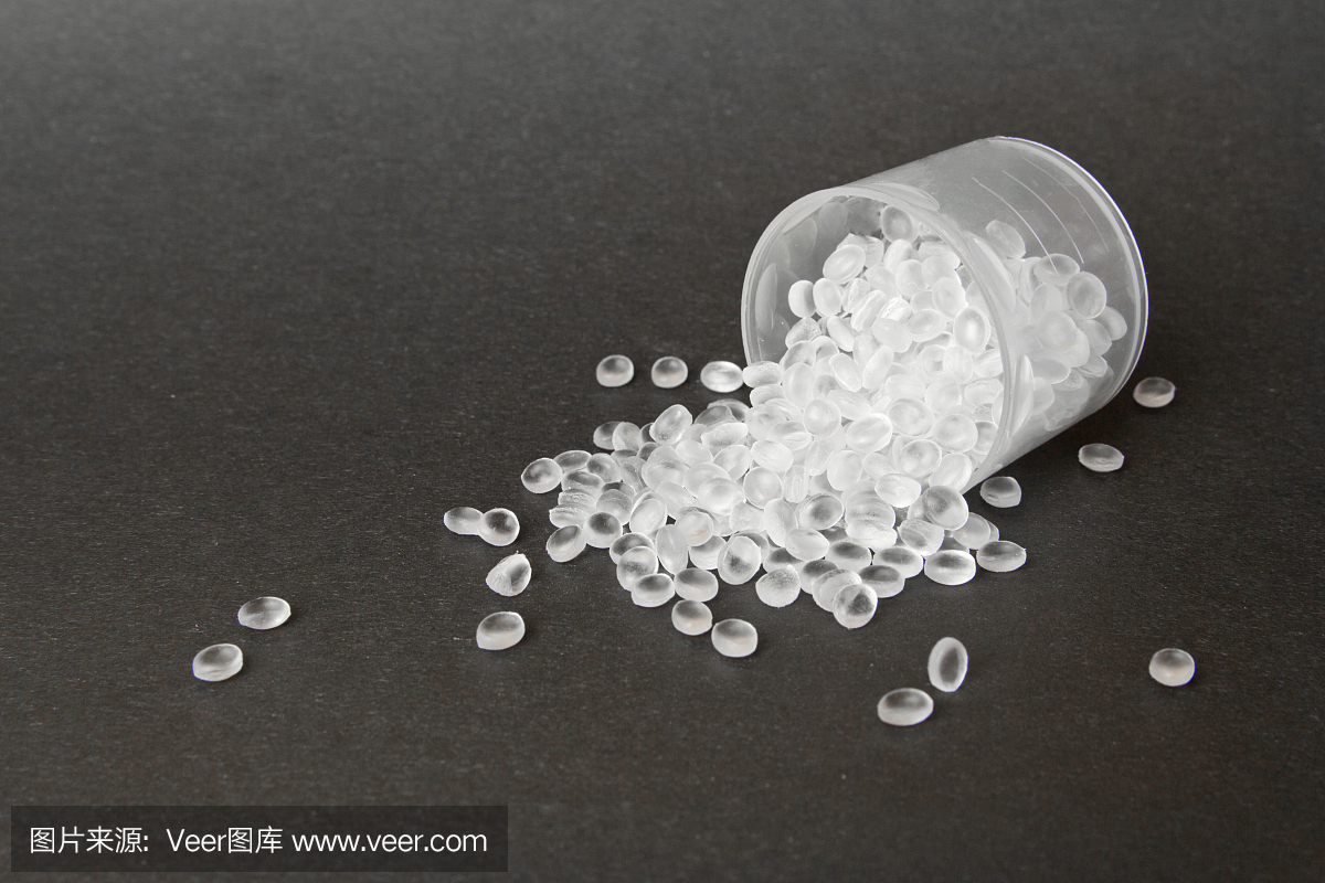 透明的聚乙烯顆粒。HDPE。塑料顆粒。塑料原料。